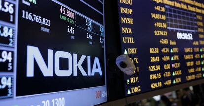 Logo de Nokia en la bolsa.