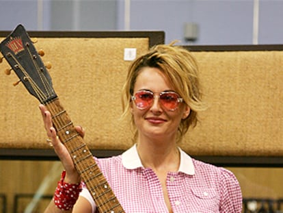 Momento de la subasta de la primera guitarra usada por Paul McCartney.