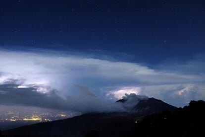 Vista panorámica del volcán Turrialba por la noche; la erupción afecta a las principales ciudades de Costa Rica.