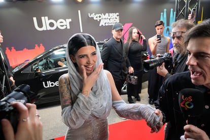 La artista Naiara llegando en Uber a la gala solidaria. 