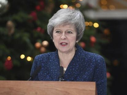 Theresa May makes se dirige a la prensa tras conocer que se enfrenta a una moción de confianza de su partido