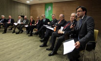 Reunión de los defensores del pueblo autonómicos. A la derecha, el Valedor do Pobo de Galicia, José Julio Fernández.