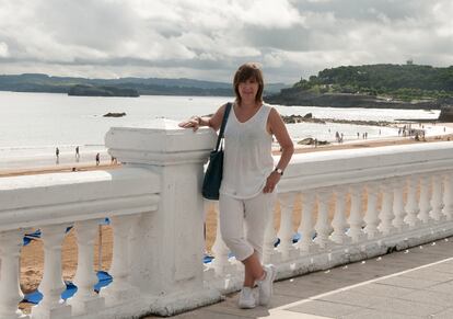 Ana de Miguel, frente a la playa del Sardinero, en  Santander.