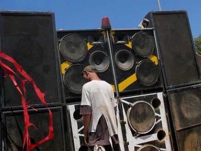 Un joven asistente a la <i>rave</i> que se celebró en 2005 en L&#39;Hospitalet, junto a una pantalla de altavoces.