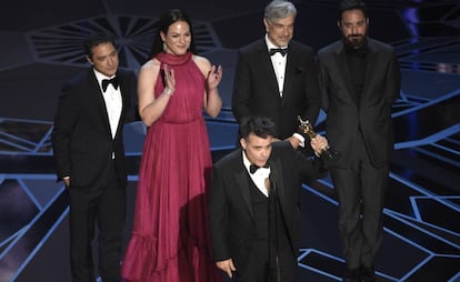 Sebastián Lelio con el Oscar. Detrás, desde la izquierda, Juan de Dios Larraín, Daniela Vega, Francisco Reyes y Pablo Larraín.