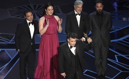 Sebasti&aacute;n Lelio con el Oscar. Detr&aacute;s, desde la izquierda, Juan de Dios Larra&iacute;n, Daniela Vega, Francisco Reyes y Pablo Larra&iacute;n.