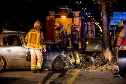 Un vehículo se estrella contra un árbol en Sant Julià de Ramis (Girona)