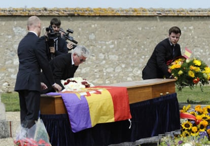 Tras haber colocado una bandera republicano sobre el féretro de Semprún, familiares y amigos se disponen a enterrar al escritor y político español en el cementerio de Garentreville, cerca de París.