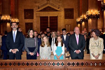 Los reyes Felipe y Letizia, sus hijas, la princesa Leonor y la infanta Sofía, y los reyes Juan Carlos (i), en el interior de la catedral.