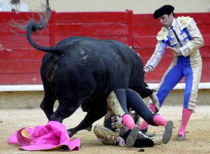 El diestro Cayetano Rivera Ordóñez (abajo), sufre una cogida en el sexto toro de la corrida de las Fiestas de San Antolín 2008, celebrada ayer en Palencia