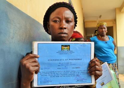 Mameth, superviviente del ébola enseñando orgullosa un diploma que certifica que "está curada".