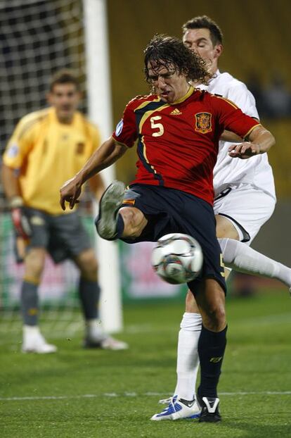 Puyol se anticipa a un jugador estadounidense en un duelo de la Copa Confederaciones de 2009 disputada en Sudáfrica.