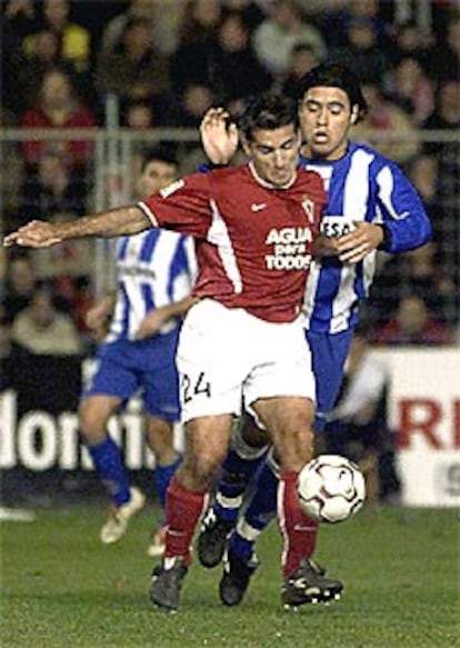 Pedro Largo controla el balón ante Duscher.