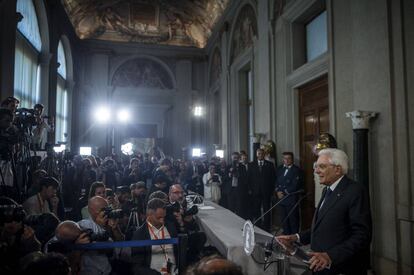El presidente Sergio Mattarella se dirige a la prensa en el palacio del Quirinale.
