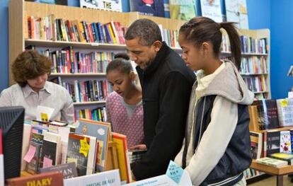 Barack Obama con sus hijas Sasha y Malia comprando libros en Arlington, Virginia.
