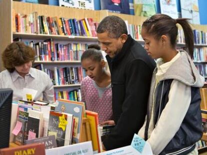 Barack Obama con sus hijas Sasha y Malia comprando libros en Arlington, Virginia.