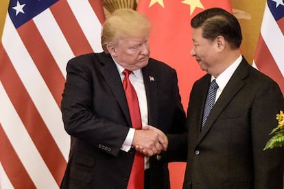 Donald Trump, a la izquierda, estrechando la mano del l&iacute;der chino, Xi Jinping, el pasado noviembre en Pek&iacute;n.