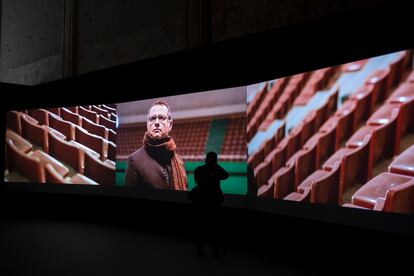 Una imagen de la película 'Two Meetings and a Funeral', de Naeem Mohaiemen en el Centro Andaluz de Arte Contemporáneo de Sevilla.