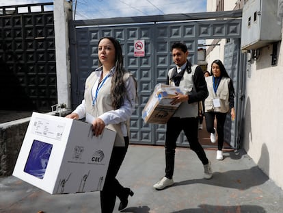 Personal del Consejo Nacional Electoral transporta las urnas para las elecciones del 15 de octubre, en Quito.