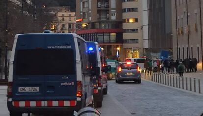 Mossos d'Esquadra delante del edificio donde se han encerrado los jóvenes.