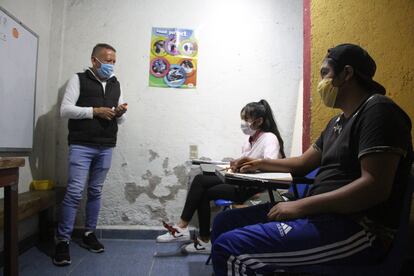 Un profesor imparte clases de inglés a jóvenes de secundaria en la alcaldía Tlalpan, Ciudad de México.