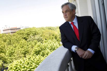 El presidente de Chile, Sebastián Piñera, en un balcón del hotel Ritz, en Madrid.