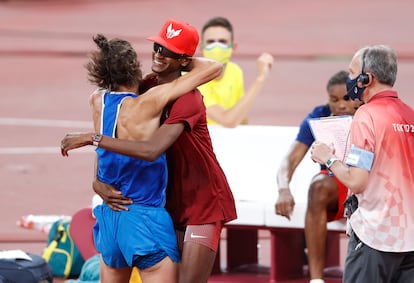 El catarí Mutaz Essa Barshim celebra con el italiano Gianmarco Tamberi tras decidir compartir el oro en salto alto.