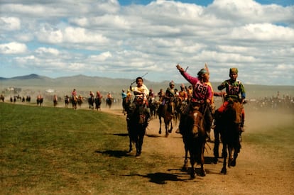 Burkhan Khaldunel se alza en la parte central de la cadena monta?osa de Khentii, al noreste de Mongolia, donde las grandes estepas de Asia central dan paso a bosques de conferas y a la taiga siberiana. Se cree que es el lugar de nacimiento de Genghis Khan (as como de uno de sus ms importantes generales, Subutai), y que aqu se encuentra localizada, tambin, su tumba. Ya tena un fuerte significado religioso antes de que Genghis Khan la declarara sagrada, pero, a partir de esta designacin, est considerada la monta?a ms sagrada del pas. Se asocia al culto a las monta?as, los ros y los ovvos (un tipo de mojn chamnico hecho de rocas o madera), con ceremonias que fusionan prcticas chamnicas y budistas antiguas. Tanto la monta?a como el paisaje circundante forman el ?rea Estrictamente Protegida Khan Khentii, establecida en 1992. En la foto, una carrera de caballos en Galshar Naadam.