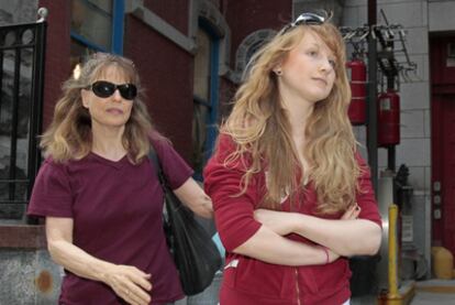 Caroline Giuliani, con su madre, a la salida de la comisaría.