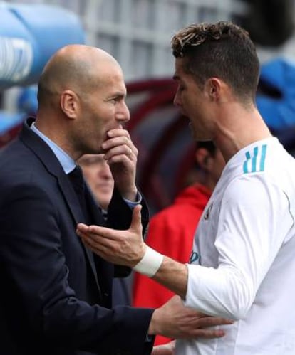 Zidane charla con Cristiano