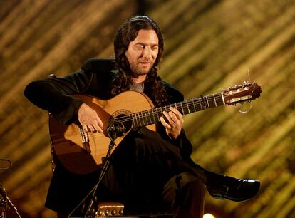 El guitarrista de flamenco Tomatito se convirtió en el primer español, junto a Michel Camilo, en recibir un Grammy Latino, en la gala inaugural del 2000. Fueron reconocidos en la categoría de mejor álbum de jazz. Más tarde, esa misma noche, recibiría el premio a mejor álbum de flamenco y el payaso carmonense Miliki se llevaría el de mejor álbum infantil. 