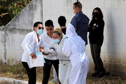 Familiares de los dominicanos Juan Alberto Soto Castillo y Juniel Mordan, víctimas del accidente carretero en el sur de México, tras reconocer sus cuerpos en la morgue en Tuxtla Gutiérrez, Chiapas.