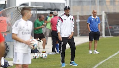 Zidane, en la banda durante el Fuenlabrada-Castilla. 