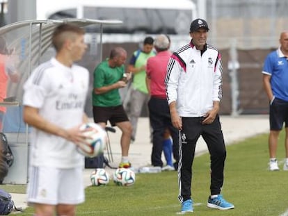 Zidane, en la banda durante el Fuenlabrada-Castilla. 