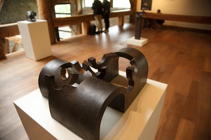 'Casa de Juan Sebastian Bach' (1981), de la Fundación Telefónica, en la exposición sobre el centenario del nacimiento del escultor vasco.