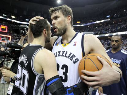 Marc Gasol saluda un rival tras el último partido.