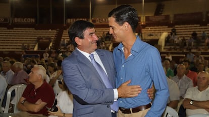 Carmelo García, a la izquierda, junto al torero David Galván, en la presentación de la Corrida Magallánica de 2022, en Sanlúcar de Barrameda.
