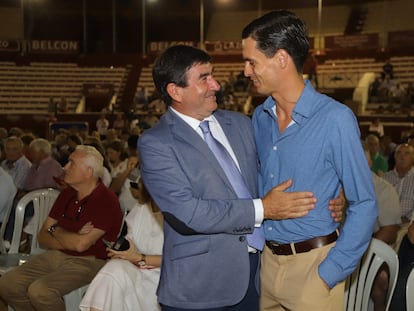 Carmelo García, a la izquierda, junto al torero David Galván, en la presentación de la Corrida Magallánica de 2022, en Sanlúcar de Barrameda.