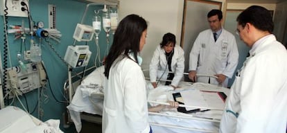 M&eacute;dicos en pr&aacute;cticas en el Hospital Reina Sof&iacute;a de C&oacute;rdoba.