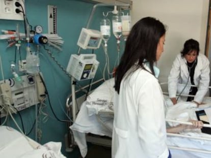 M&eacute;dicos en pr&aacute;cticas en el Hospital Reina Sof&iacute;a de C&oacute;rdoba.