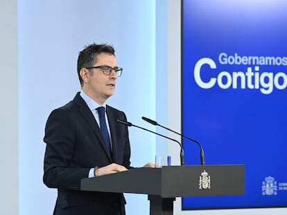 El ministro de la Presidencia, Félix Bolaños, durante la comparecencia en La Moncloa, al filo de la medianoche del lunes.