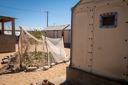 Quienes se alojan en Khar Yalla son sobre todo pescadores que no conocen más que la vida junto al mar. Aún así, algunos intentan cultivar huertos entre las casas prefabricadas.