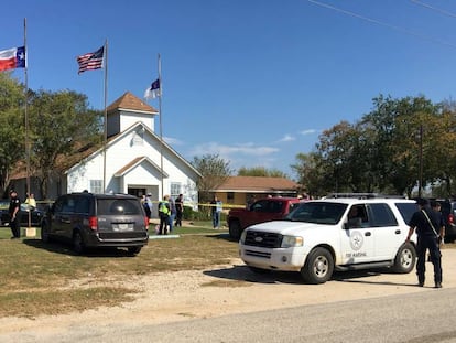 Fuerzas policiales rodean la iglesia donde se ha producido el tiroteo.