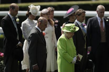 Isabel II de Inglaterra y el príncipe Felipe guardan un minuto de silencio por las víctimas de las recientes tragedias, junto a varios miembros de la familia real, durante la primera jornada de la tradicional competición hípica del Royal Ascot.