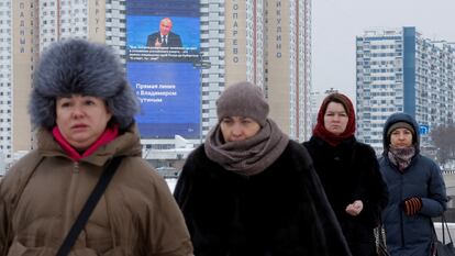 Una enorme pantalla difunde a los habitantes de Moscú los mensajes del presidente ruso, Vladímir Putin, durante su rueda de prensa anual celebrada el pasado 14 de diciembre