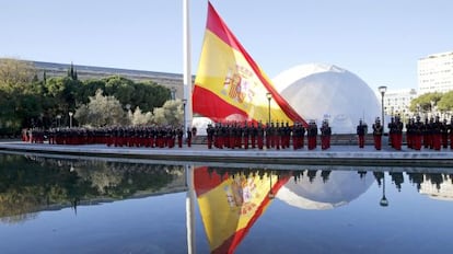 Acto solemne de izado de la bandera en la plaza de Colón de Madrid.