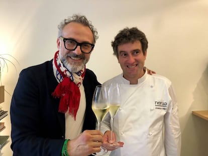 MAXIMO BOTTURA BRINDANDO CON JOSEAN ALIJA EN EL RESTAURANTE NERUA, EL DÍA DESPUÉS / CAPEL