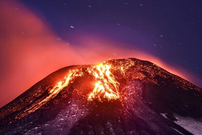 El volcà xilè Villarrica, situat a la regió meridional de La Araucanía, ha entrat en erupció passades les 03.00 de la matinada d'aquest dimarts, motiu pel qual les autoritats han decretat l'alerta vermella i han iniciat l'evacuació de les poblacions limítrofes.