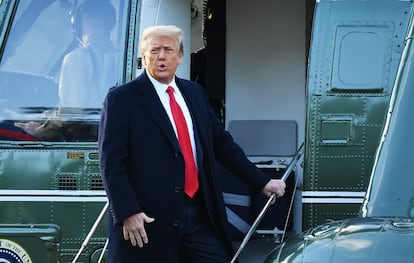 En esta foto de archivo tomada el pasado 20 de enero de 2021 Donald Trump sube al Marine One en la Casa Blanca en Washington, EE UU.