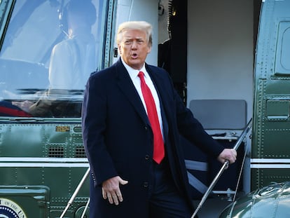 En esta foto de archivo tomada el pasado 20 de enero de 2021 Donald Trump sube al Marine One en la Casa Blanca en Washington, EE UU.